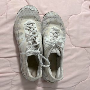 Cheer shoes